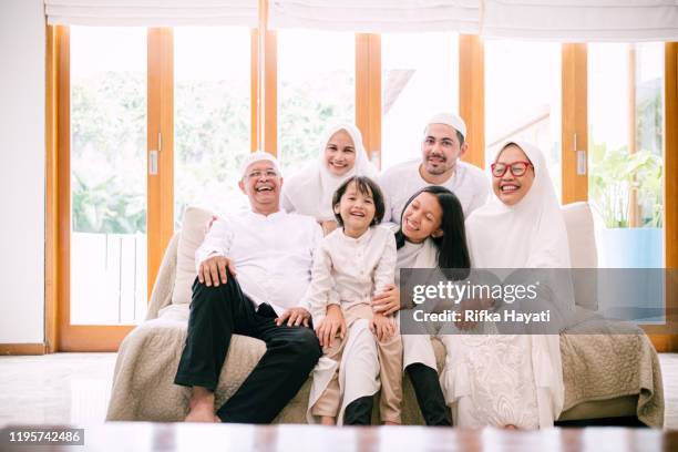 foto da família encantadora que comemora hari raya aidilfitri - malay - fotografias e filmes do acervo