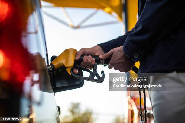無法識別的人將氣體加油到油箱中 - gas tank 個照片及圖片檔