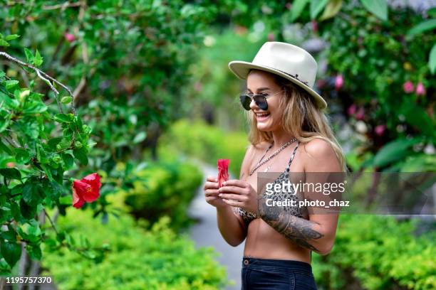 mulher feliz que joga com flores em um jardim - vanuatu - fotografias e filmes do acervo