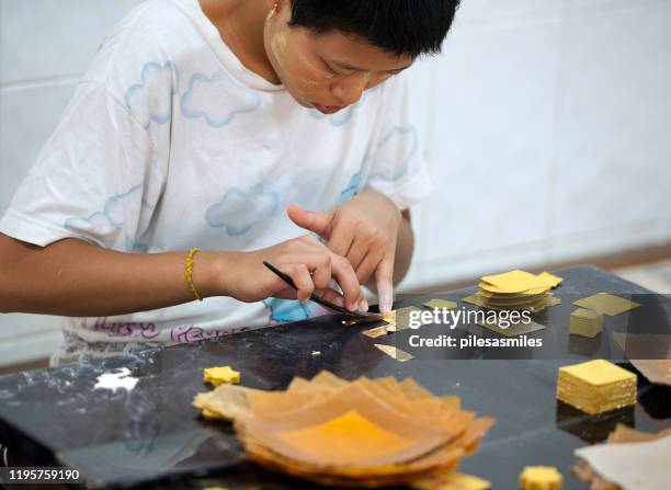blattgold folie schneiden - handwerk, yangon, myanmar. - blattgold edelmetall stock-fotos und bilder