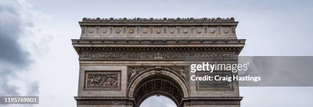 arc de triomphe - paris - france. french international landmark and triumphal arch on the avenue des champs-elysees - place charles de gaulle paris stock-fotos und bilder
