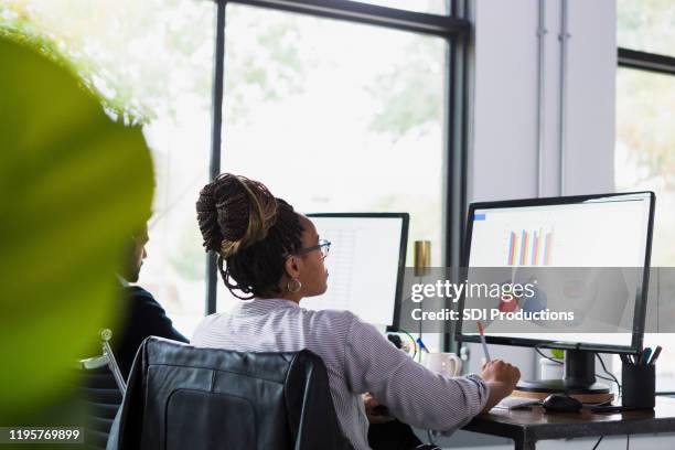 rückansicht foto von mittel erwachsenen frau arbeiten an derpräsentation - window display stock-fotos und bilder