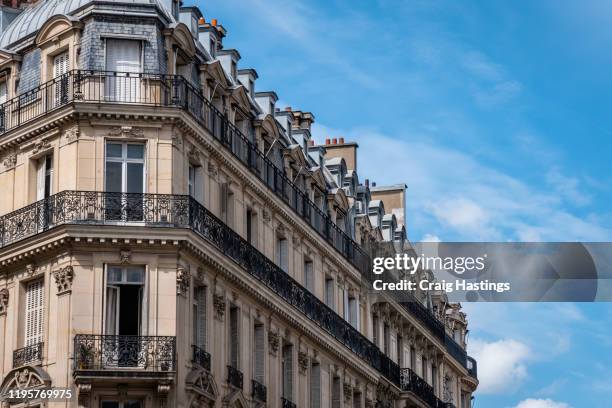 traditional examples of french residential buildings, homes, apartments and living spaces in the heart of paris france. - paris nice 個照片及圖片檔