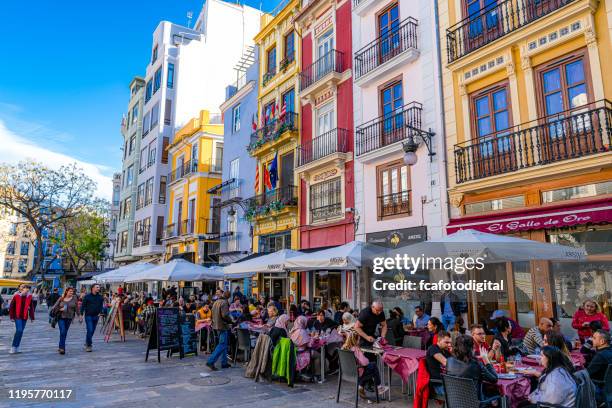 straat café en restaurants in de buurt van mercado central-valencia, spain - comunidad autonoma de valencia stockfoto's en -beelden