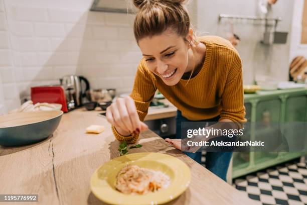 pasta ist fertig - geniessen teller essen stock-fotos und bilder