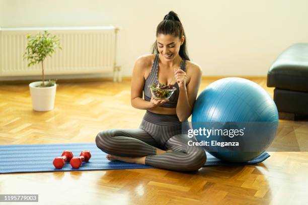 mujer deportiva que vive una vida saludable - yoga ball fotografías e imágenes de stock