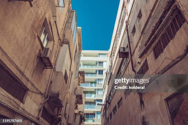 buildings against blue sky - tel aviv photos et images de collection