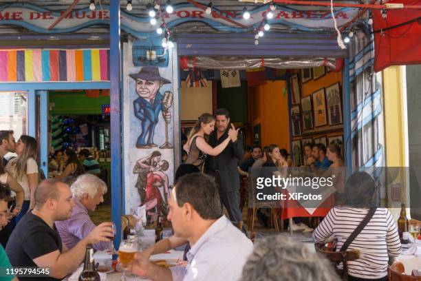 touristen in la boca nachbarschaft von buenos aires, argentinien - tango stock-fotos und bilder