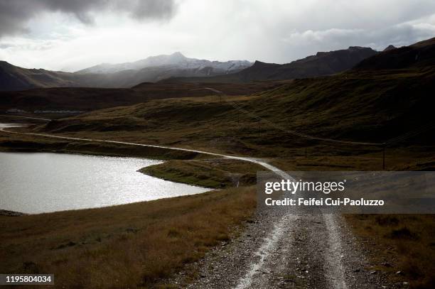 coastal road at grundarfjördur, west iceland - onundarfjordur stock pictures, royalty-free photos & images