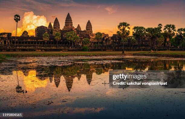 reflection in water of lake against sky during sunset at angkor wat, siem reap, cambodia - wat imagens e fotografias de stock