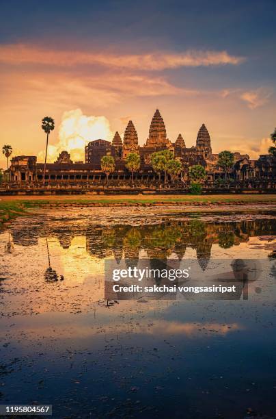 reflection in water of lake against sky during sunset at angkor wat, siem reap, cambodia - angkor wat foto e immagini stock