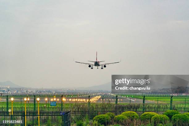 night fell upon the time of the plane's landing - plane landing stock-fotos und bilder