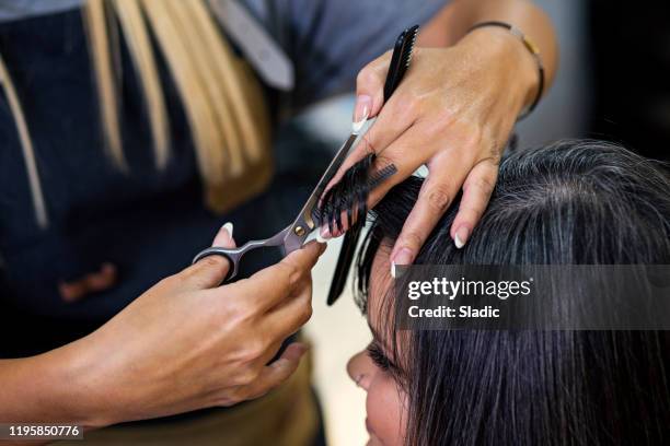 jeune coiffeur dans le salon de beauté - spécialiste de la beauté photos et images de collection