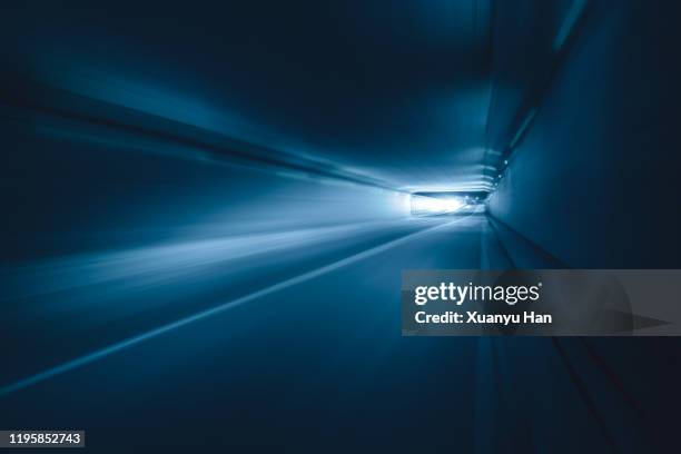 blue tunnel at night - luz al final del túnel fotografías e imágenes de stock