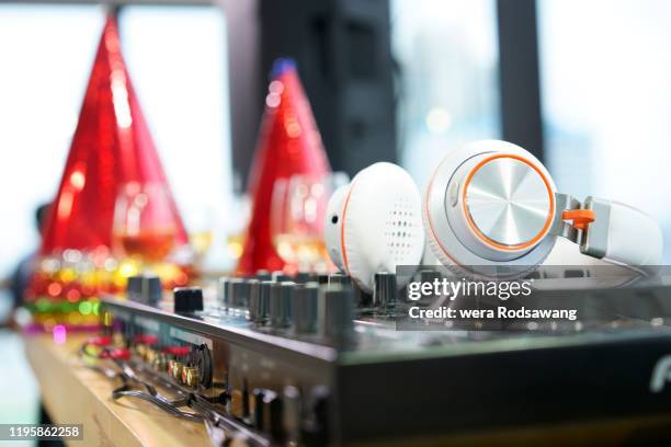 digital dj player decks controllers mixing records with headphone - dj decks stock-fotos und bilder