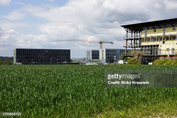 ulm university building by grassy field - ricky kresslein stock-fotos und bilder