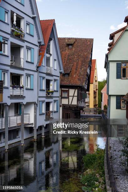 hotel schiefes haus leaning house in ulm - ricky kresslein stock-fotos und bilder