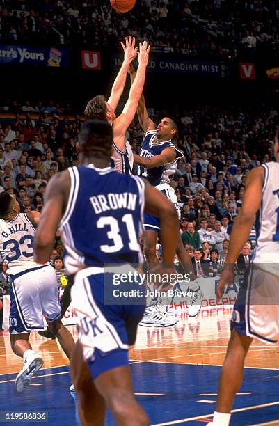 Playoffs: Kentucky Sean Woods in action, shot vs Duke Christian Laettner at The Spectrum. Philadelphia, PA 3/28/1992 CREDIT: John Biever