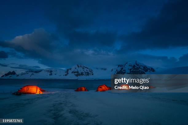 antarctica camping night - polar climate stockfoto's en -beelden