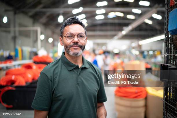 verticale de l'homme dans l'usine - diversity people industry photos et images de collection