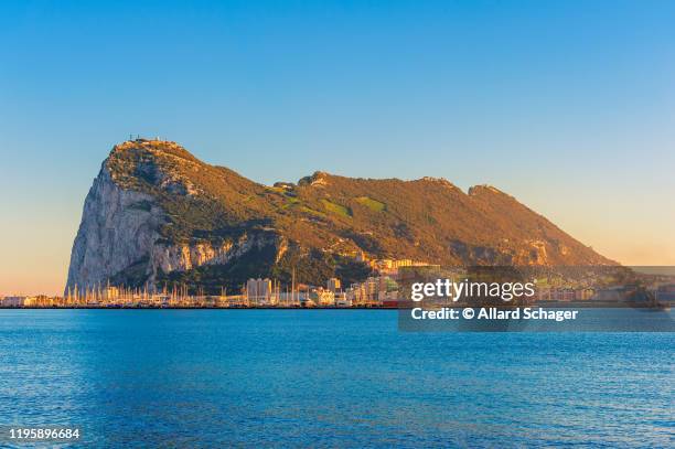 rock of gibraltar around sunset - pedra de gibraltar - fotografias e filmes do acervo