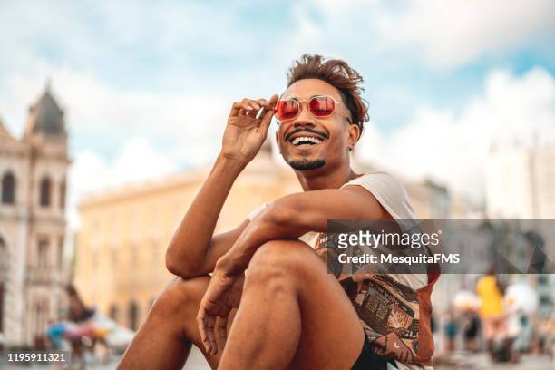 modello afro street fashion style - hipster persona foto e immagini stock
