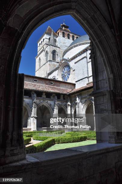 cahors cathedral cloister, bell tower and dome in byzantine style - lot river stock pictures, royalty-free photos & images