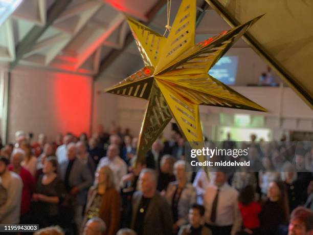 cerimonia di natale in chiesa - messa foto e immagini stock