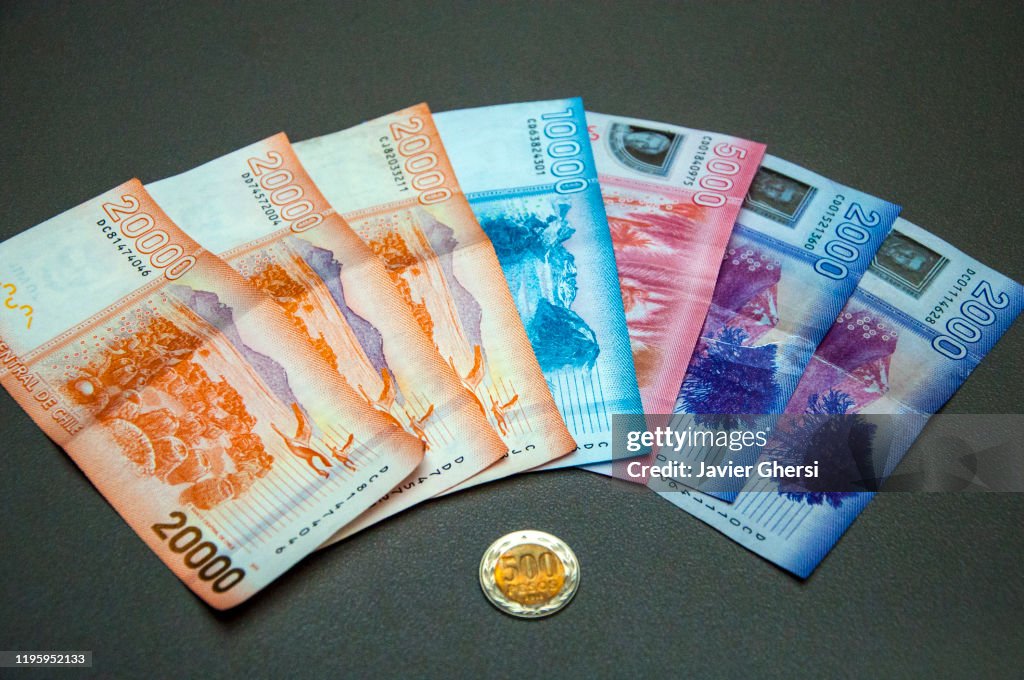 Dinero en efectivo: pesos chilenos (billetes y moneda)