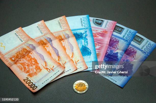 dinero en efectivo: pesos chilenos (billetes y moneda) - chile stock pictures, royalty-free photos & images