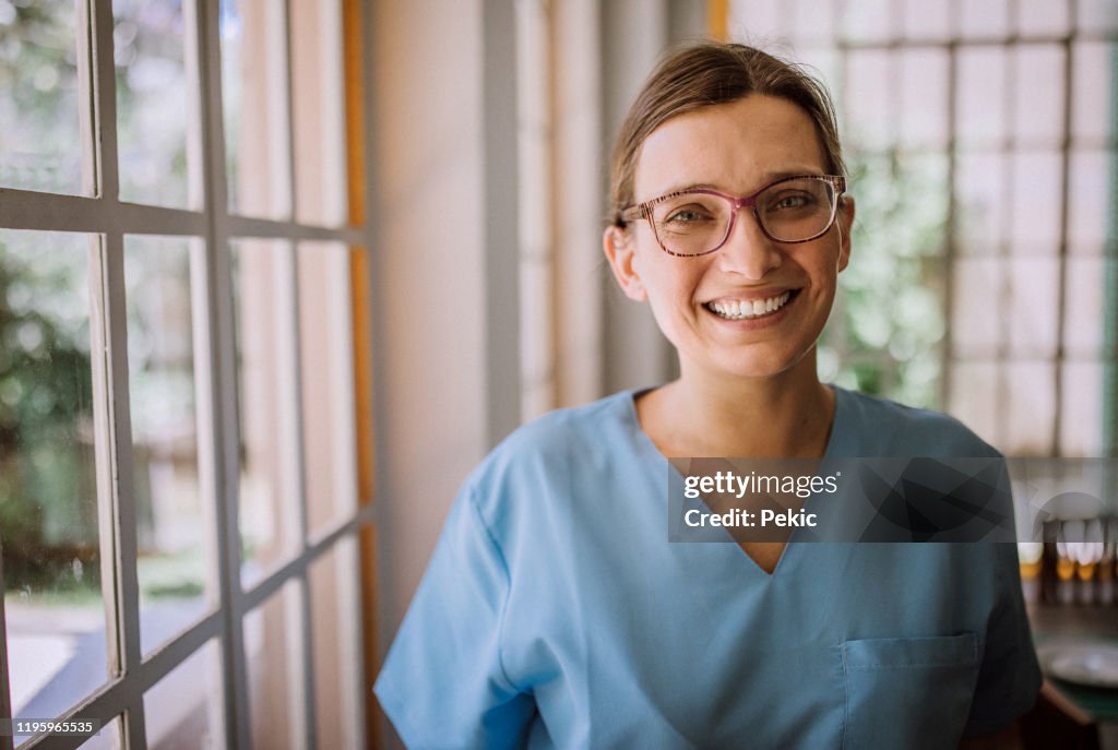 Infirmière argentine de sourire dans des gommages médicaux