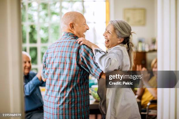 liebe im pflegeheim - senior man dancing on table stock-fotos und bilder