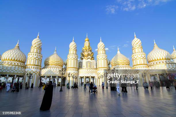 villaggio globale di dubai - villaggio globale foto e immagini stock