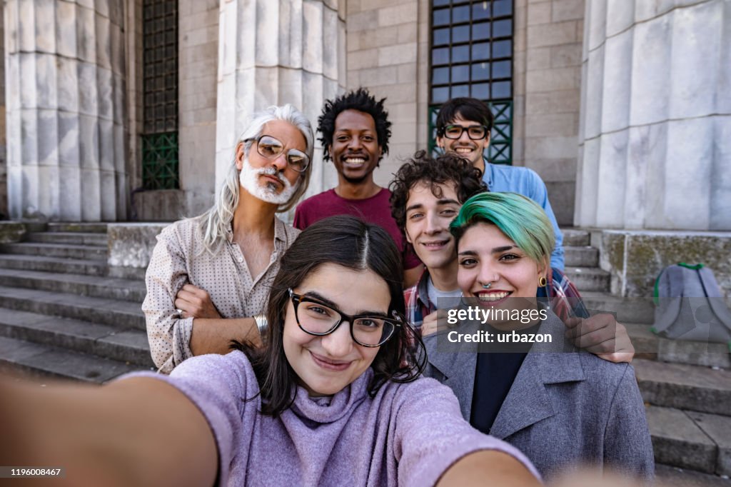 Universitätsstudenten und Professor auf Treppen