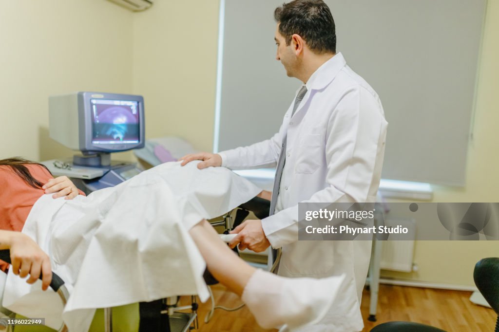 Femme dans la chaise gynécologique pendant le contrôle gynécologique avec son docteur. Le gynécologue examine une femme