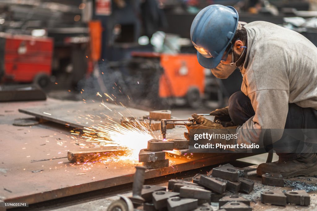 Metal Cutter Steel Cutting With Acetylene Torch High-Res Stock Photo -  Getty Images