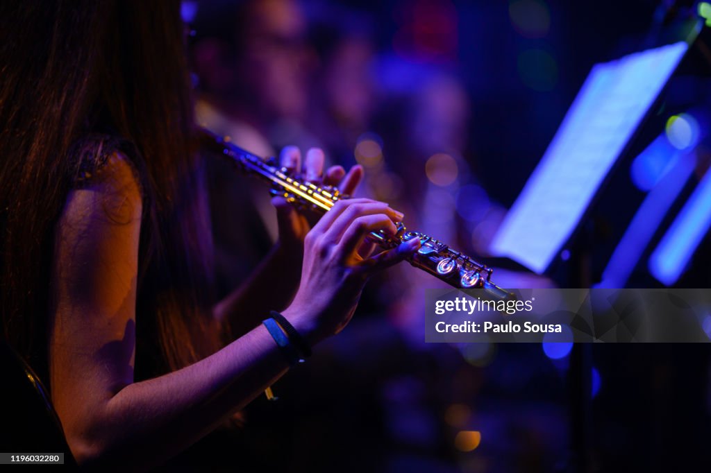 Midsection De Mulher Tocando Flauta Em Concerto De Música