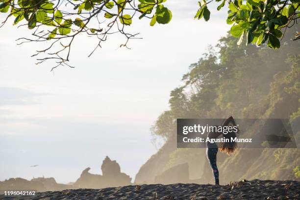 beach yoga - costa rica women stockfoto's en -beelden