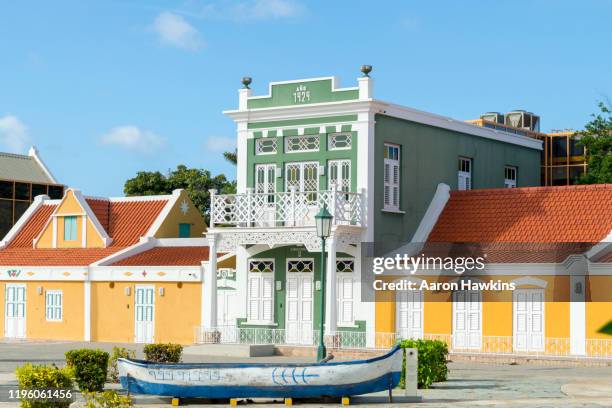 buntes archäologisches außenmuseum in der innenstadt von oranjestad in aruba - oranjestad stock-fotos und bilder