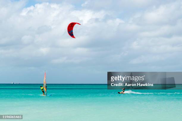 wind- und kitesurfer am hadicurari beach vor der küste von aruba - aruba beach stock-fotos und bilder