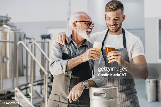 familienunternehmen - bier brauerei stock-fotos und bilder