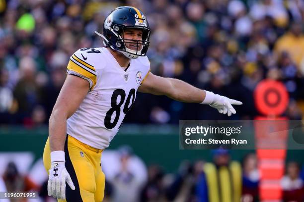Vance McDonald of the Pittsburgh Steelers in action against the New York Jets at MetLife Stadium on December 22, 2019 in East Rutherford, New Jersey.