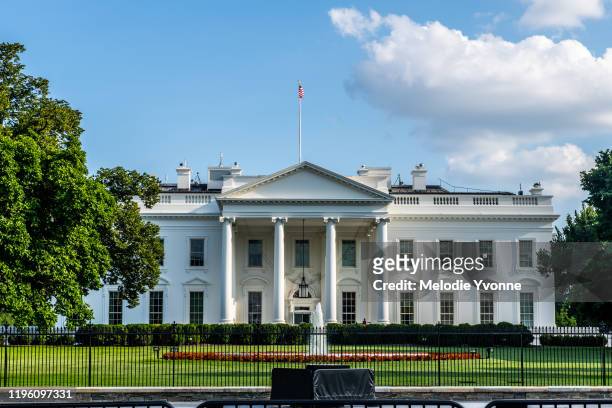 horizontal color photo of white house in washington dc on a bright summer day - president stock-fotos und bilder