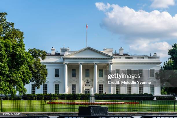 horizontal color photo of white house in washington dc on a bright summer day - white house washington dc stock pictures, royalty-free photos & images