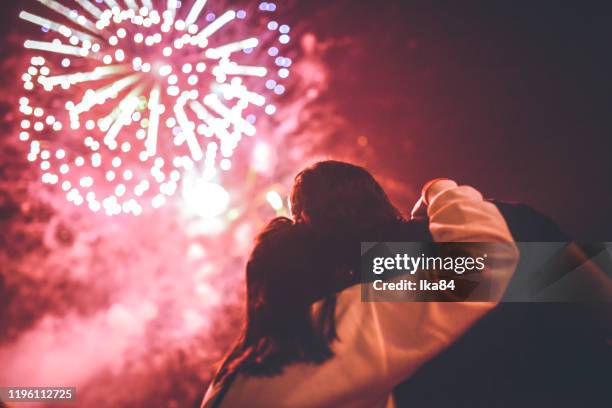 mensen kijken naar vuurwerk - firework display stockfoto's en -beelden