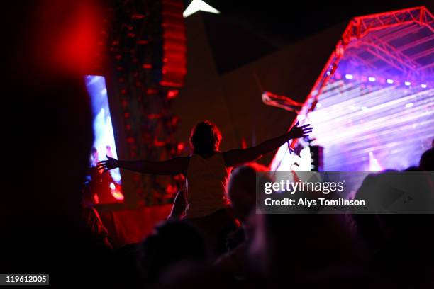 the glastonbury festival 2011 - on shoulders at concert stock pictures, royalty-free photos & images