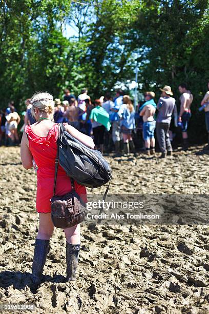 the glastonbury festival 2011 - festivaleiro imagens e fotografias de stock