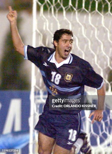 Mariano Messera from Argentina celebrates his second goal against Uruguay 04 February, 2000 in Londrina, Brazil. Mariano Messera del seleccionado de...