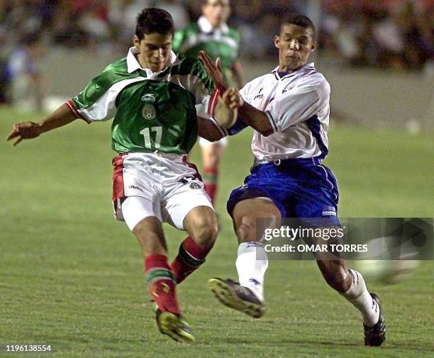 Alvaro Ortiz of Mexico passes the ball from the mark of Elmed Montoya of Honduras 04 April 2000. Alvaro Ortiz de Mexico patea la pelota ante la marca...