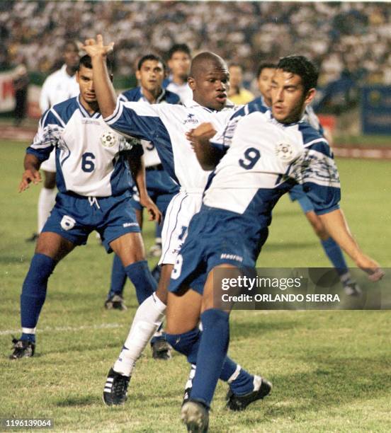 The Honduras forward, Milton Nunez, is blocked, 04 March by the defense of Nicaraguan, Miguel Cruz . El delantero hondureno Milton Nunez es bloqueado...